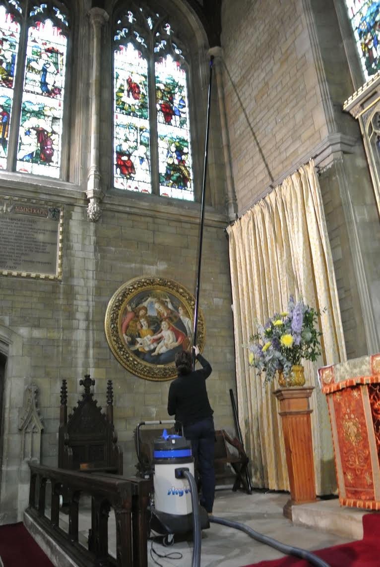 Photo d'action SkyVac®️ - Nettoyage des hauts plafonds d'une église